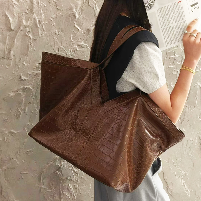Büyük Boy Timsah Desenli Kadın - Luxury Bags Of 2026 incelemesi ve fiyatı