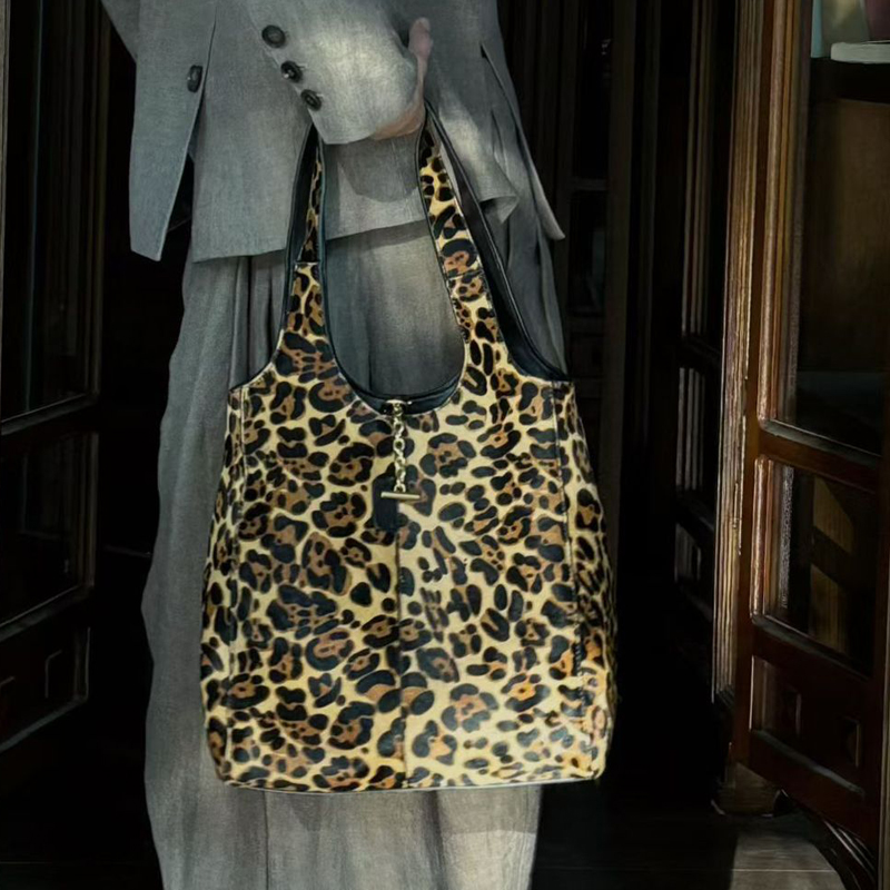 Kadınlar için deri kova çantal - Luxury Bags Of 2026 incelemesi ve fiyatı